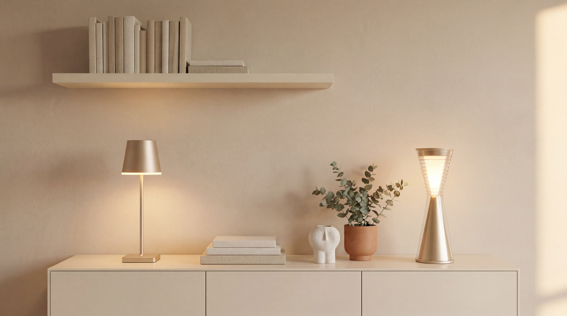 xoxo+ X2 und X8 auf Sideboard mit Bücherregal und Eukalyptus