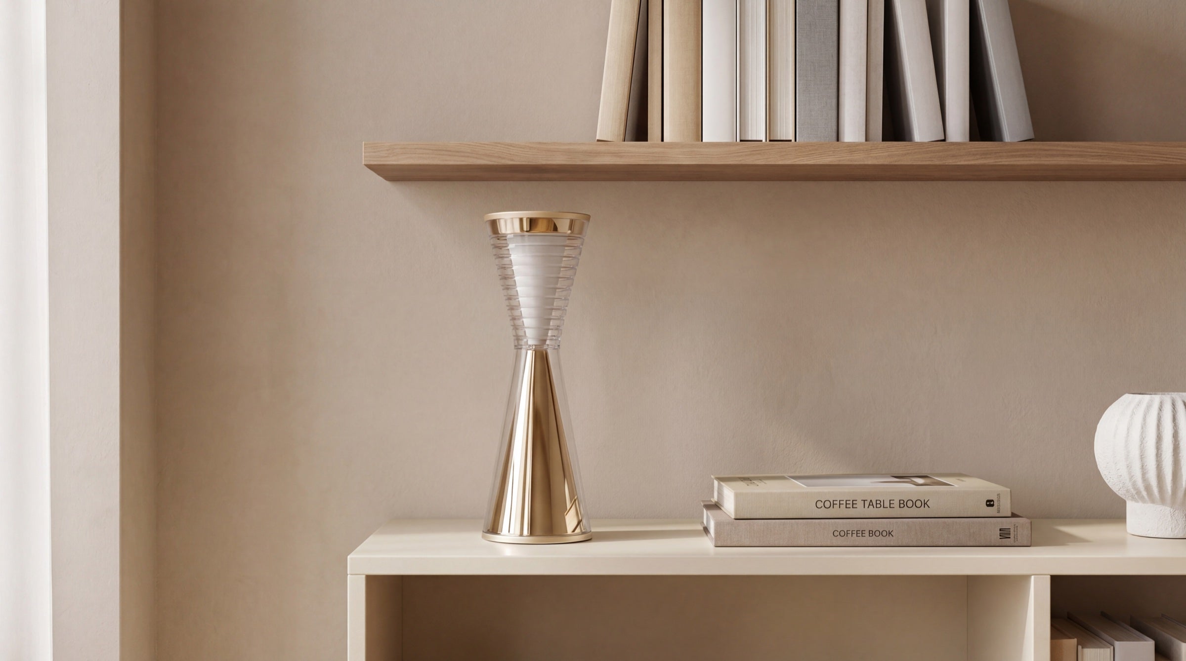 xoxo+ X8 Gold auf Sideboard mit Bücherregal